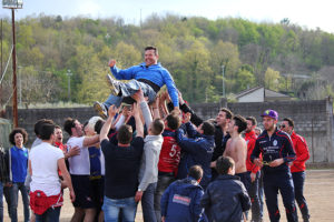 6 Aprile 2015, esultanza con il Presidente Piscitelli per la vittoria del campionato di Terza Categoria 