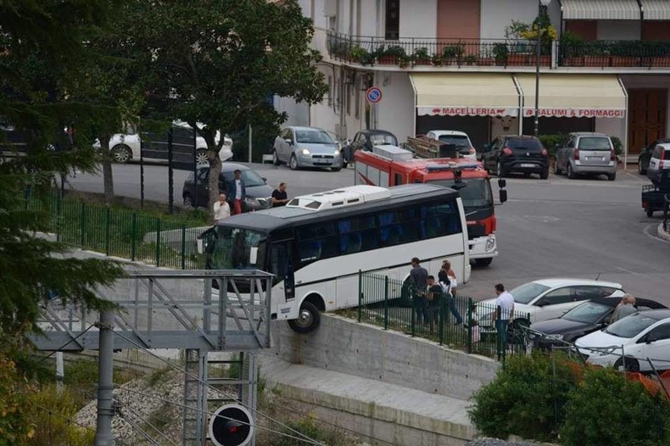 Spavento a Ponte, pullman Hermes Casagiove rischia di precipitare