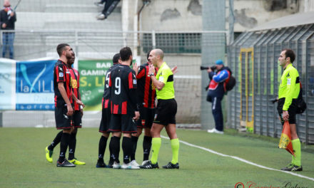 VIDEO | La rabbia del Sorrento contro l’arbitro Costanza