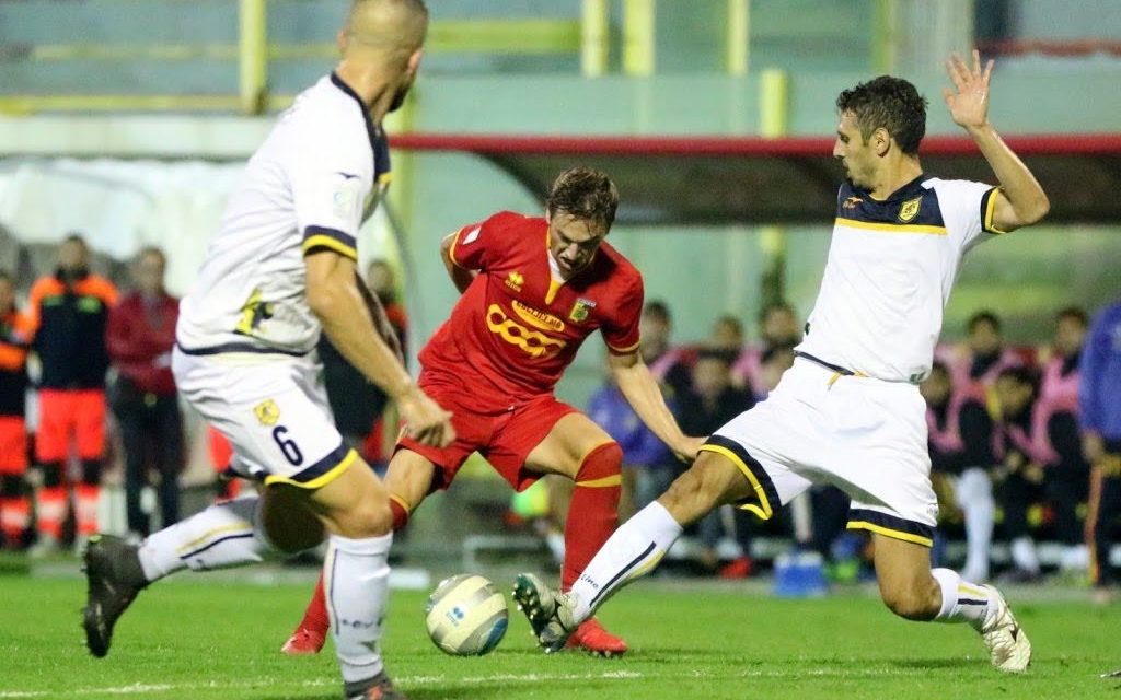 Juve Stabia – Catanzaro: Paponi in vantaggio su El Ouazni per guidare l’attacco gialloblù. Out il bomber Bianchimano nei giallorossi