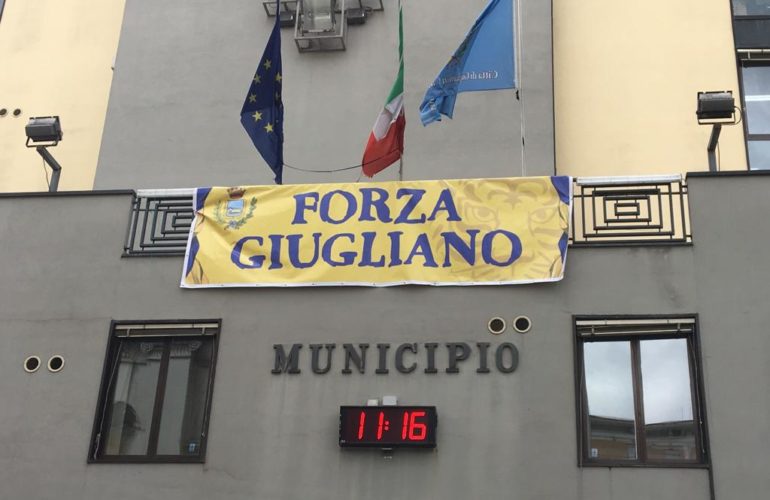 Giugliano, anche il comune lancia chiari messaggi con uno striscione