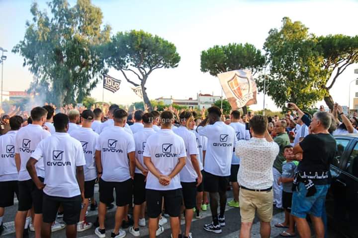 Il Savoia incontra i tifosi: bagno di folla per il primo giorno al Giraud