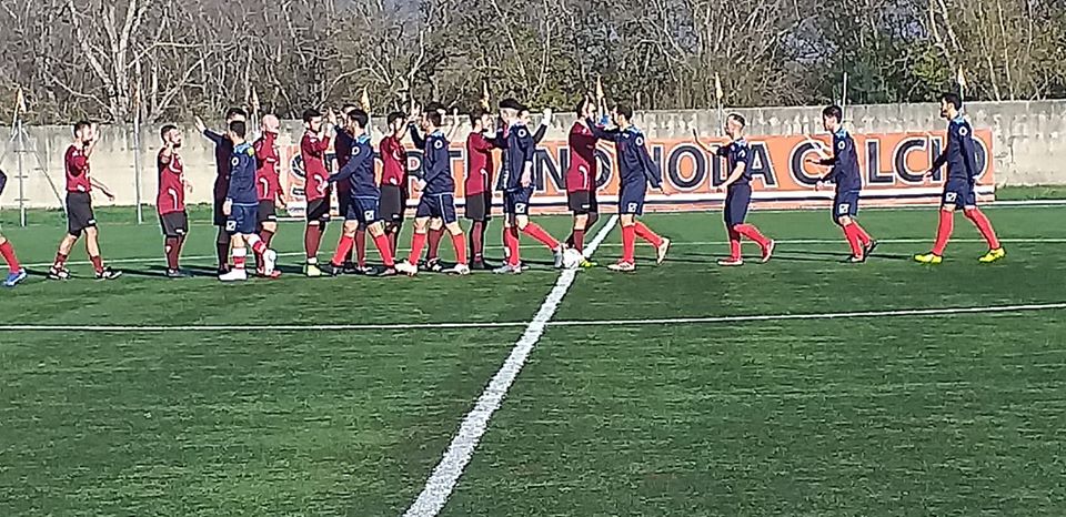Calciatore batte la testa, salvato dall’avversario