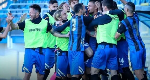 Il Latina vince e stacca il Savoia di cinque lunghezze