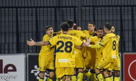 Caldore decide il derby e regala il quinto posto alle vespe, notte fonda per la Paganese