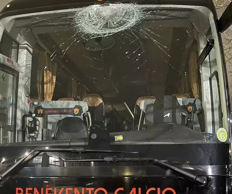 Inizia male la trasferta umbra del Benevento: pullman colpito da una grossa pietra