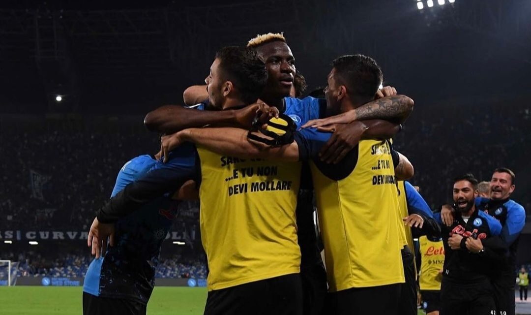 L’Uomo Mascherato torna a brillare anche in A: il Napoli supera un ottimo Bologna e ritrova la vetta