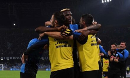 L’Uomo Mascherato torna a brillare anche in A: il Napoli supera un ottimo Bologna e ritrova la vetta