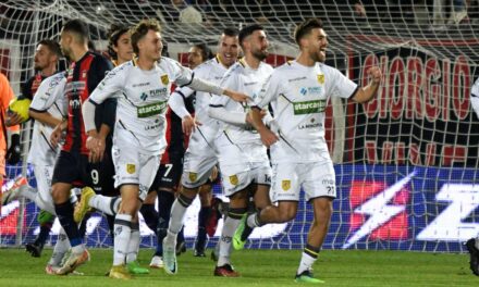 Tra Crotone e Juve Stabia vincono i fischi allo Scida: le vespe strappano un punto d’oro in esterna