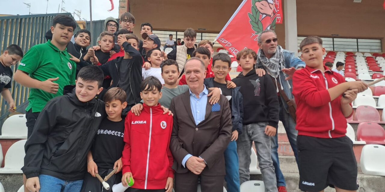 Torre del Greco, il sindaco Mennella lancia un appello agli imprenditori: «Fatevi avanti per salvare il calcio cittadino»
