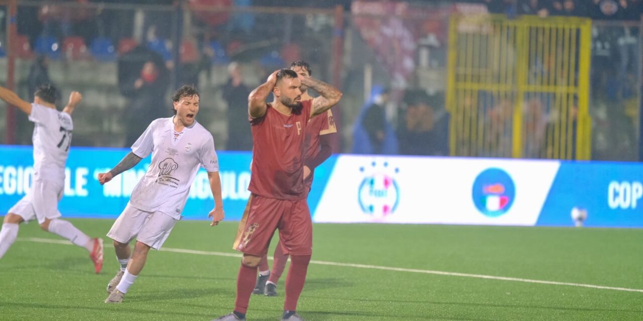 Puteolana, maxi-stangata del Giudice Sportivo: petardi, fumogeni e danni all’impianto