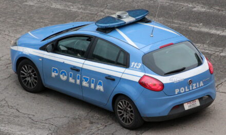 Autostrada A2 nel panico: sassaiola contro il pullman del Frosinone, coinvolte auto in transito