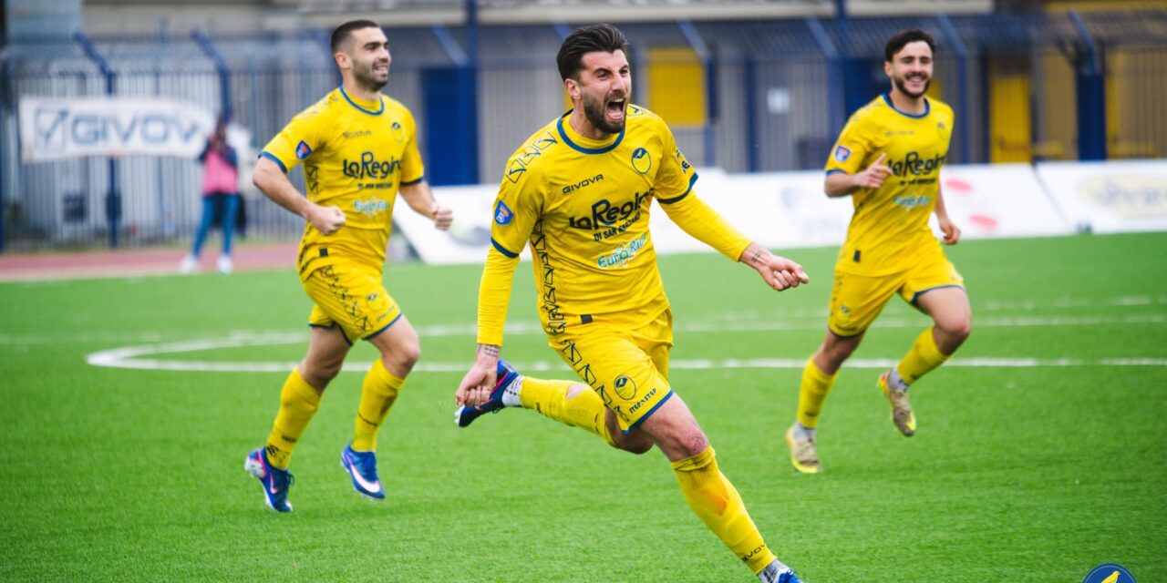 La Reggina non si ferma più: dopo Acquadro, assalto al duo della Scafatese